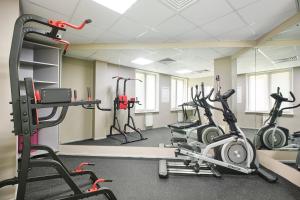 秋明列梅佐夫酒店的健身房设有数台跑步机和椭圆机
