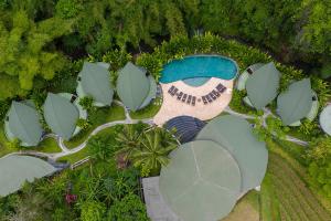 海神庙De Moksha Eco Friendly Boutique Resort的享有带游泳池的度假村的空中景致