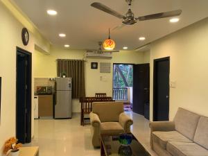 巴加Areia De Goa, Comfort Stay Apartment near Baga Beach的客厅配有沙发和桌子