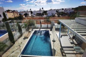 普罗塔拉斯Milos Lifestyle Villa 17的游泳池位于公寓的阳台上