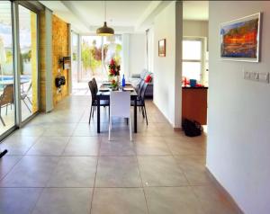 普罗塔拉斯Milos Lifestyle Villa 17的用餐室以及带桌椅的起居室。