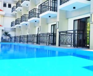 公主港科斯塔巴拉望度假酒店的一座大楼前空的游泳池
