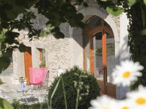 玛根塞尔马多住宿加早餐旅馆的一个带粉红色椅子和门的房子