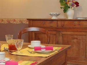 玛根塞尔马多住宿加早餐旅馆的一张木桌,上面有盘子的食物