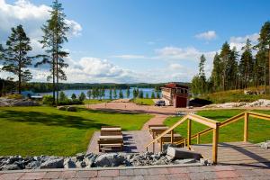 NurmaaWoikoski Feeling - WHD Gård的享有湖泊和建筑景致的公园