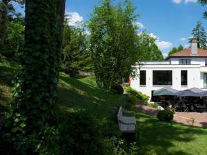 南希勒克洛斯亚农酒店的一座有白色房子和一棵树的院子