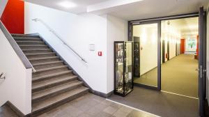 莱茵河畔洛尔希在校舍酒店的一座带玻璃电梯的建筑中的楼梯