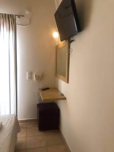 费拉安东尼亚公寓酒店的一间配有电视的客房,位于墙角