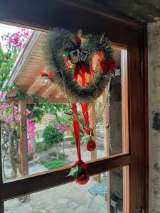 Apsiou蓝色度假屋的挂在窗户上的圣诞花圈