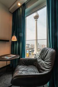 柏林柏林亚历山大一号汽车旅馆的塔楼景窗户前的椅子