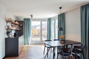 弗莱堡Black F House - Serviced Apartments的厨房以及带桌椅的用餐室。