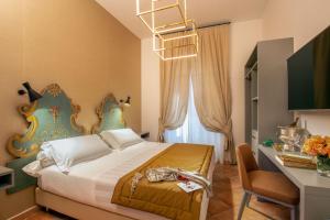 罗马莫扎特酒店的一间卧室配有一张床和一张桌子及椅子