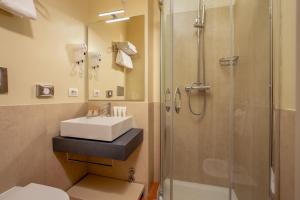 罗马莫扎特酒店的一间带水槽和淋浴的浴室