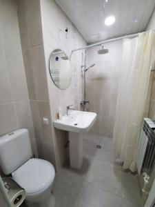 久姆里Central Guesthouse Gyumri的白色的浴室设有卫生间和水槽。