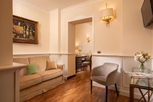 罗马代尔科索酒店的客厅配有沙发和桌子