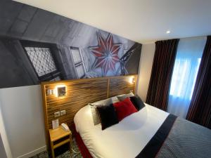 布尔日Logis - Le Christina的酒店客房,设有床和墙壁