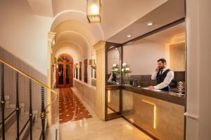 罗马代尔科索酒店的酒店大堂的手机里的一个男人
