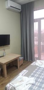 Marneuliкомфорт的客房设有书桌、床和窗户。