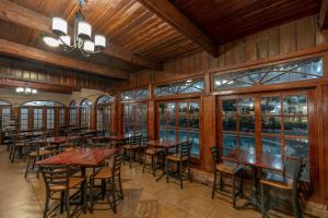 新奥尔良Best Western Plus French Quarter Courtyard Hotel的餐厅设有木桌、椅子和窗户。