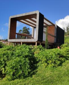 卡列塔Calheta Glamping Pods - Nature Retreat的田野顶部有大窗户的房子