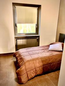 切普拉诺Hotel Ristorante Borgo Antico的一间卧室设有一张大床和窗户
