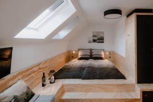 韦尼格罗德Appartement Am Salzbergtal的一间卧室配有一张带天窗的大床