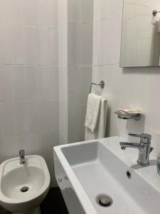 切普拉诺Hotel Ristorante Borgo Antico的白色的浴室设有水槽和卫生间。
