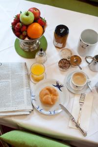 维也纳施瓦尔贝酒店的一张桌子,上面放着一盘食物和一碗水果