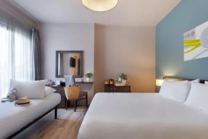 圣朱利安斯Hotel Argento的酒店客房,配有床和沙发