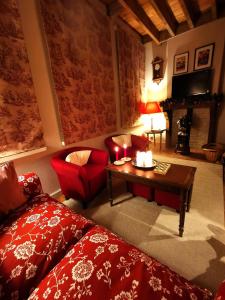 布鲁日Old Bruges B&B的客厅配有一张床和一张带蜡烛的桌子
