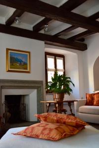 大圣玛丽亚La Ghirba的一间卧室,配有桌子和植物