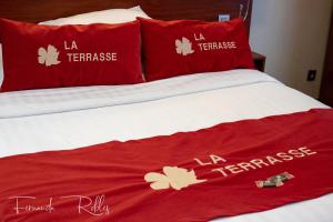 德帕内特拉斯酒店的床上铺有红白毯子