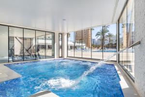 马盖鲁夫萨默斯酒店的一座带喷泉的游泳池