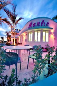 好莱坞The Marlin Beachside的大楼前设有桌椅的餐厅