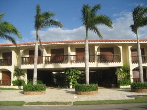 璜多里奥绿色天堂酒店的一座棕榈树建筑