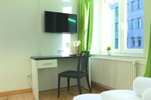 bestprice Hotel Aachen Hauptbahnhof的电视和/或娱乐中心