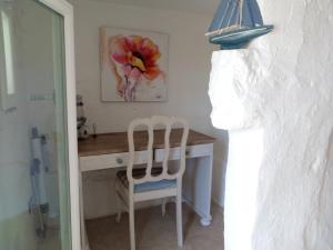 奥斯图尼One bedroom house with sea view furnished terrace and wifi at Ostuni 5 km away from the beach的客房设有一张桌子、两把椅子和一盏灯