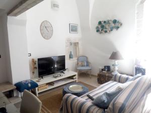 奥斯图尼One bedroom house with sea view furnished terrace and wifi at Ostuni 5 km away from the beach的带沙发和电视的客厅