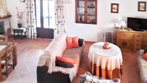 埃尔加斯托尔2 bedrooms chalet with lake view private pool and furnished garden at El Gastor的客厅配有沙发和桌子
