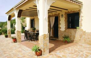 埃尔加斯托尔2 bedrooms chalet with lake view private pool and furnished garden at El Gastor的享有带庭院的外部景致
