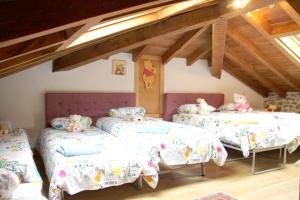 La Cavada5 bedrooms house with jacuzzi terrace and wifi at La Cavada的一间卧室设有三张床,配有泰迪熊