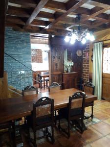 罗德里戈城3 bedrooms house with city view and enclosed garden at Ivanrey的一间带木桌和椅子的用餐室