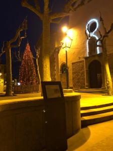 圣朱利亚德维拉托Escloper B&B的夜间在建筑物前的圣诞树