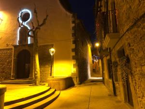 圣朱利亚德维拉托Escloper B&B的夜街人雕像