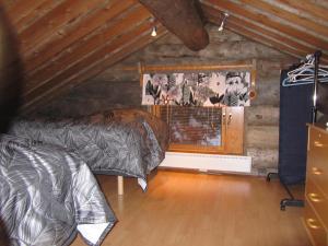 鲁卡鲁卡凯库别墅度假屋的一间卧室设有两张床,墙上挂有图片。