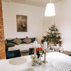 马鲁佩Garden View Home的客厅配有带圣诞树的桌子