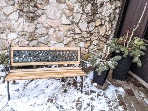 马鲁佩Garden View Home的木凳坐在石墙前