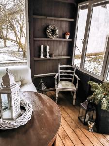 马鲁佩Garden View Home的客厅配有桌子和椅子