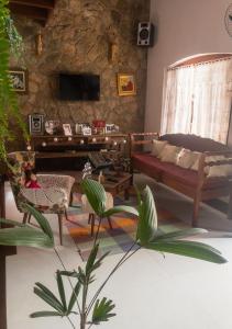 帕拉蒂Casarão Paraty的客厅配有沙发和桌子