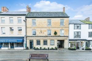 伍德斯托克Oxfordshire Living - The Spencer Apartment - Woodstock的大楼前的街道上的长凳